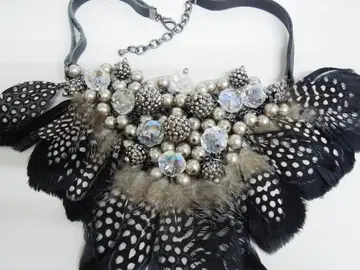 오로라 비즈 페더 볼륨 목걸이 새상품