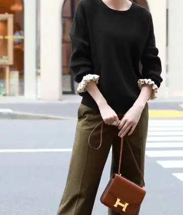 엘프랭크 바이컬러 소매 프릴 리브 니트 풀오버 완판 컬러