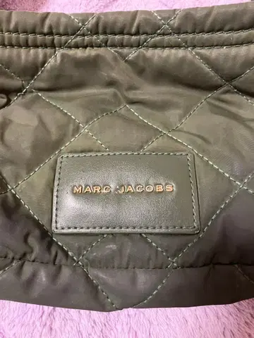 MARC JACOBS 퀼팅 숄더백 올리브 그린