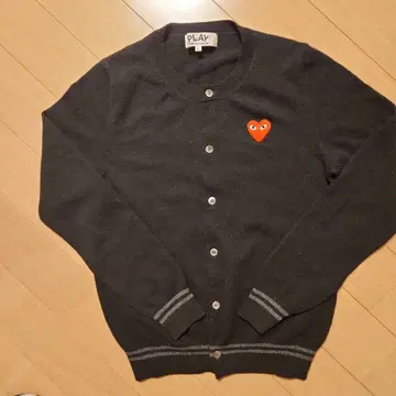 PLAY 하트 자수 블랙 가디건