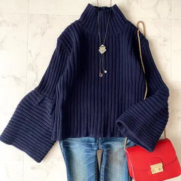 새상품급 어도어 울 아제 편직 리브 하이넥 니트 벨 슬리브 숏 기장