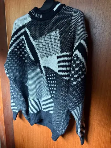 기하학 패턴 니트 스웨터 블랙 화이트