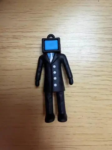 TV 화면을 가진 수트 캐릭터 스트랩