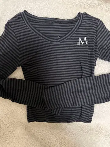 MUCENT 브이넥 스트라이프 롱 슬리브 티셔츠