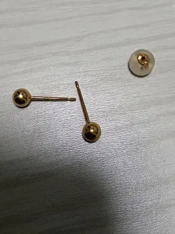 골드 볼형 귀걸이 (양쪽 귀용)