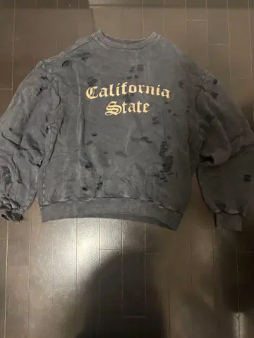 [ 가격 인하 협상 가능 ] 데미지 트레이닝복