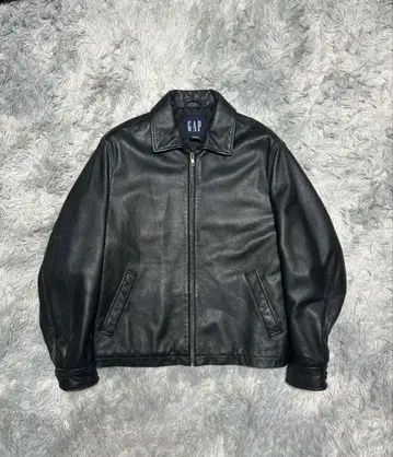 GAP 블랙 가죽 자켓 착용 사진 있음