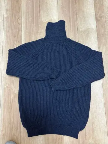 켈리 울렌 밀스 터틀넥 니트 두꺼운 원단 40 사이즈 네이비