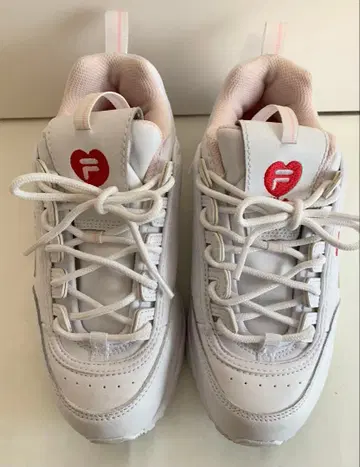 FILA 하트 로고 화이트 스니커즈