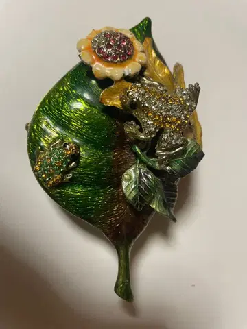 개구리와 꽃 리프형 브로치