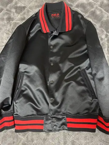 블랙/레드 새틴 바시티 자켓