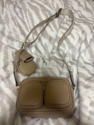 JET SET ITEM 크로스 바디 위드 테크 어태치 미디엄