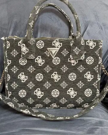 GUESS 숄더백 그레이/화이트