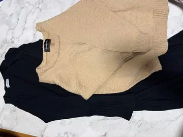 베이지 V넥 니트와 블랙 긴팔 세트