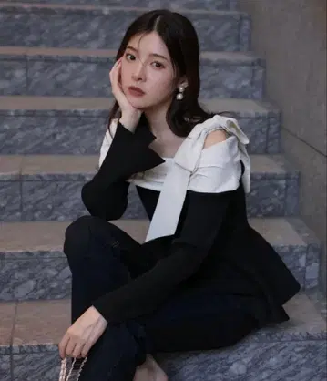 리랜드트루 오프숄더 리본 도킹 니트