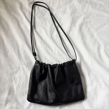 irury 파우치 레더 백 블랙