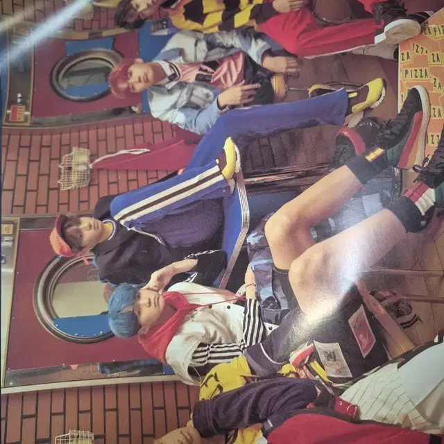 방탄 DNA때 포스터