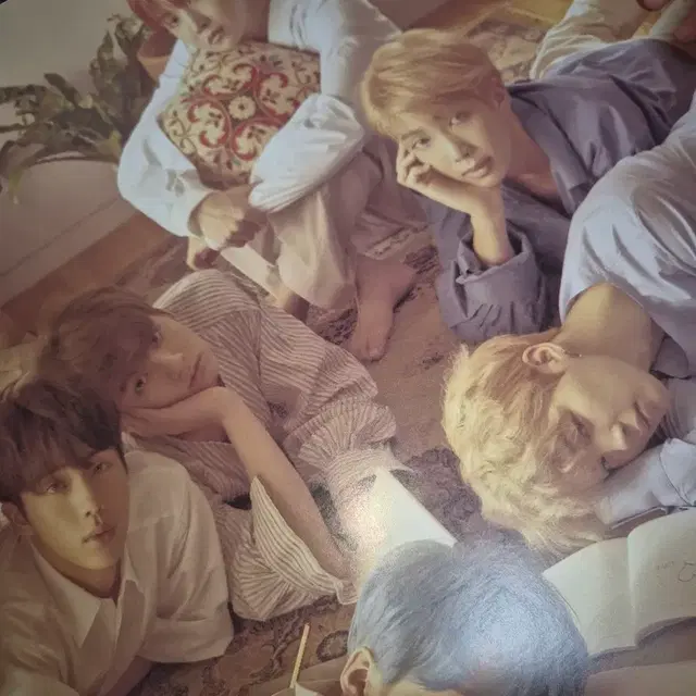 방탄 DNA때 포스터