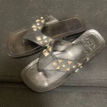 스터드 장식 블랙 가죽 샌들