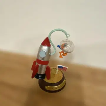 스누피 우주비행사 로켓 피규어