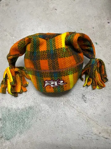 00s archive 플리스 니트 모자 변형 체크 무늬 자수 뿔 y2k