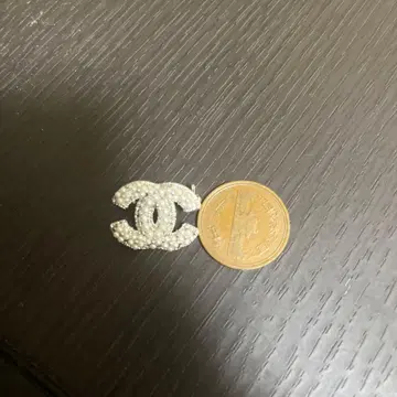 브로치 실버 반짝이는 펄 고져스 CC 마크