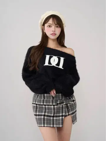 DD 로고 원숄더 니트탑