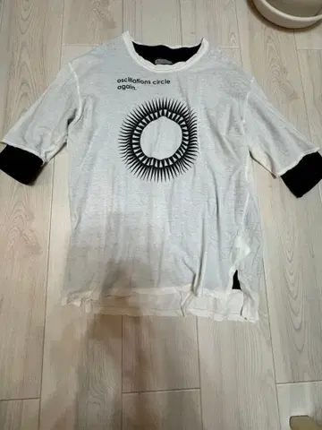 화이트 그래픽 T셔츠와 블랙 T셔츠 세트