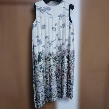 로이스크레용 풍경화 프린트 슬리브리스 무릎 기장 원피스