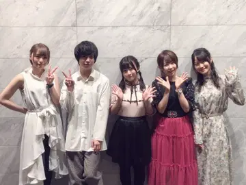 오구라 유이 착용 꽃무늬 긴팔 원피스 벨트 포함 화이트