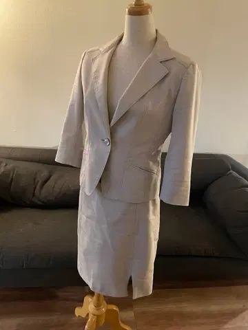 J&R 라이트 베이지 싱글 버튼 스커트 수트