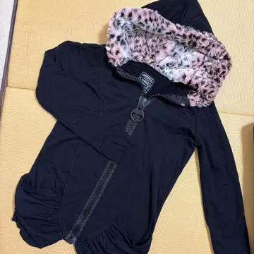 핑크 레오파드 무늬 퍼 후드 블랙 집업 후드티