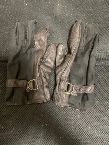 버클 달린 가죽 장갑