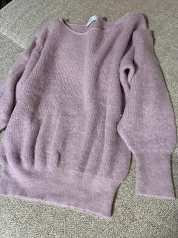 연한 핑크색 니트 스웨터