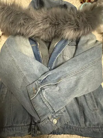 퍼가 달린 라이트 블루 데님 자켓