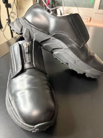 [ 새상품급/레어 ] ZARA x vibram 프론트 지퍼 가죽 신발