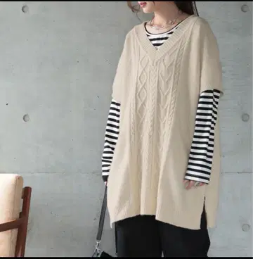 HUG.U V넥 케이블 짜임 니트 베스트