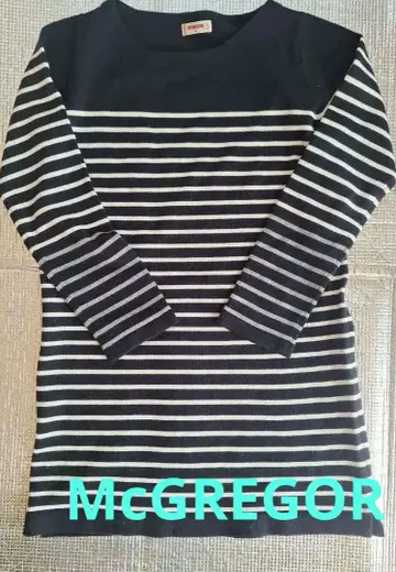 네이비와 화이트 스트라이프 그라데이션 소매 니트