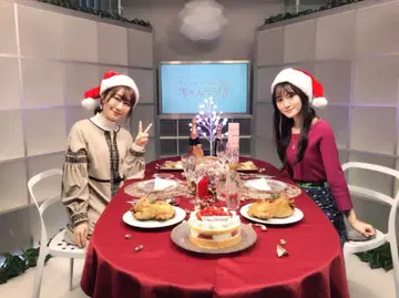 코가 유이 착용 미니 꽃무늬 프릴 스커트 아이보리