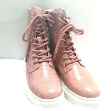 BENEBIS 레이스업 통굽 악어 엠보싱 핑크 베이지 부츠