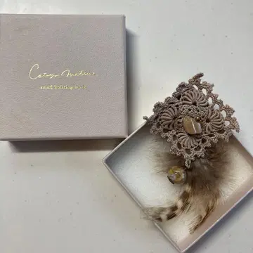 레이스 깃털 브로치