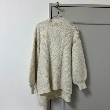 아이보리 케이블 짜임 니트 스웨터