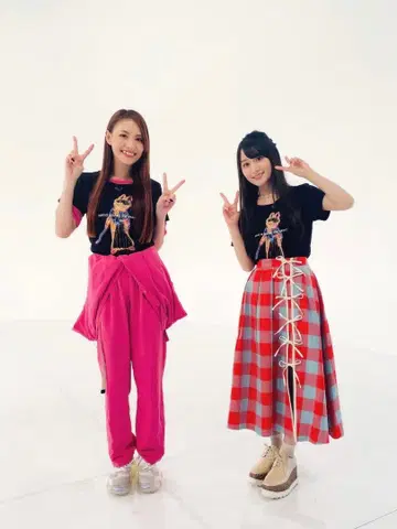 오구라 유이 착용 리본 레이스업 플리츠 스커트 카키