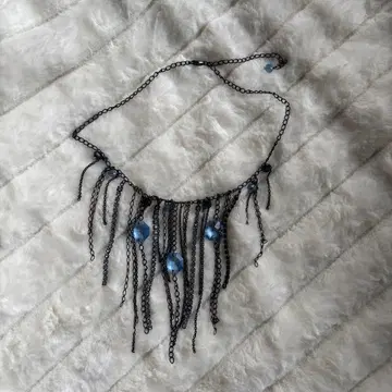 블랙 프린지 초커 파란색 비즈 포함