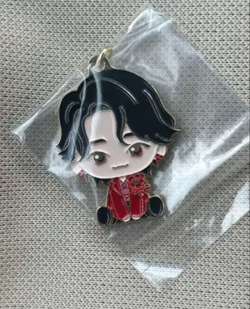 아크릴 키링 캐릭터 검은 머리 빨간 의상