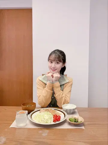 코우라 유이 착용 세일러 원피스 그린