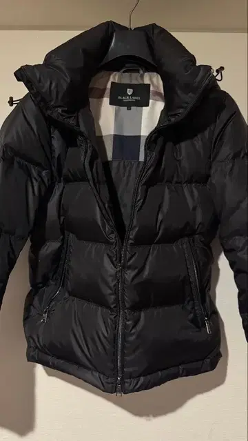 후드 부착 블랙 다운 자켓