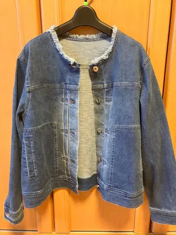 이번 시즌 신상 미사용 새상품 크리스몬테스 데님 자켓