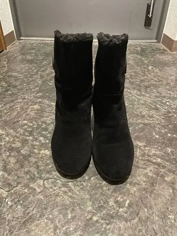 블랙 퍼 달린 스웨이드 숏부츠