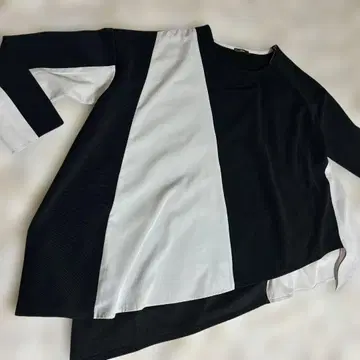 osmosis/비대칭 디자인 긴팔 상의 블랙/화이트